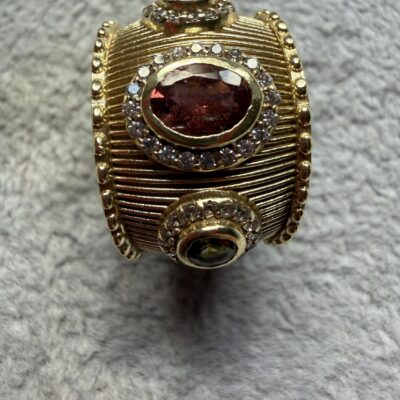 Alternative view of Anello Rigato con Tormalina Scura e Due Pietre