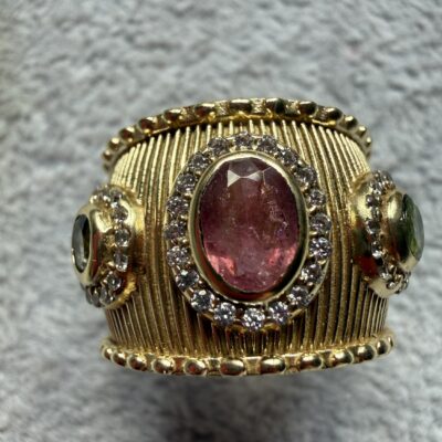 Anello Rigato con Tormalina Scura e Due Pietre