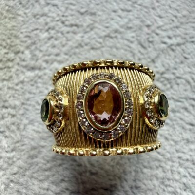 Anello Rigato con Tormalina Rosa e Due Pietre
